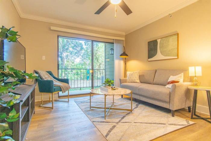 Boulevard Stays Luxury 1BR King Suite Parking Pool