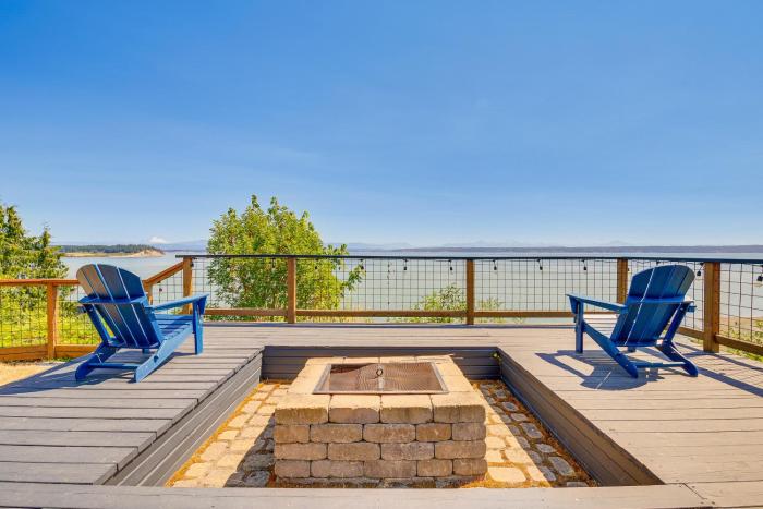 Mtn-View Camano Island Retreat Overlooking Beach