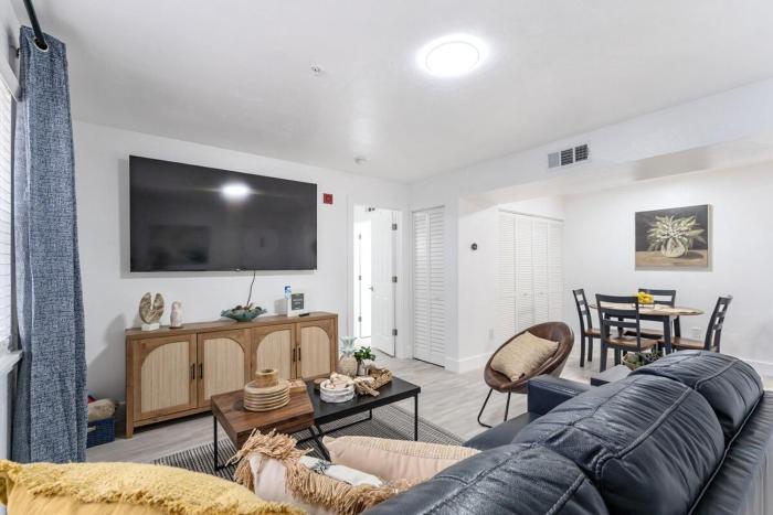 Cozy UF condo off Archer Road - Near Shands & VA !
