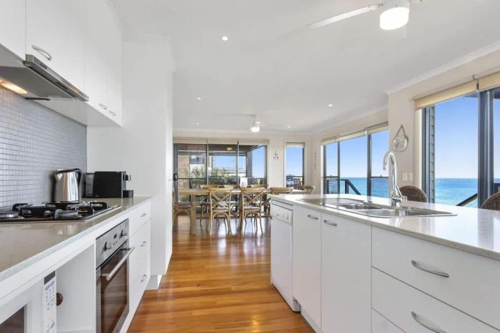 South Pacific Beach House - direct beach access