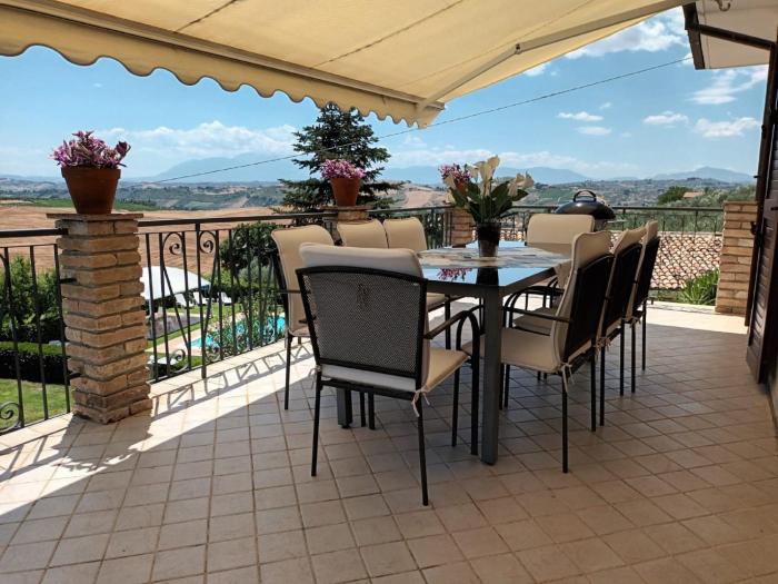 Tre Laghi Countryhouse Luminous with pool and aircon