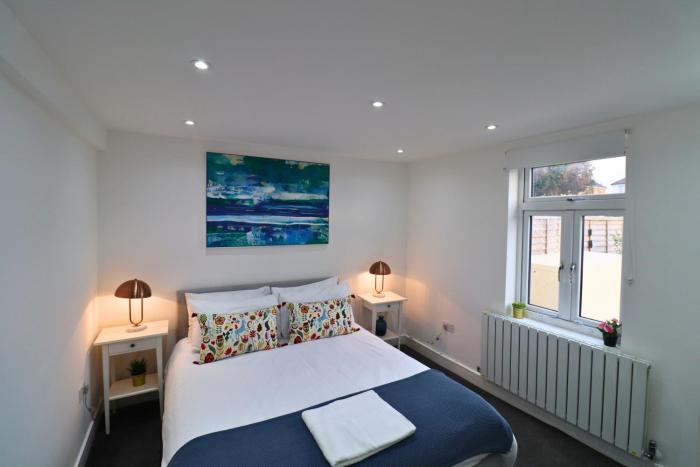 London Gorgeous Two Bedroom Apartment