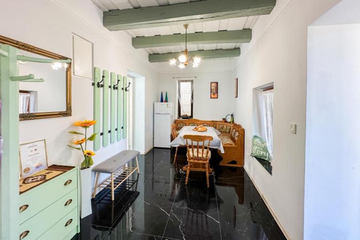 Nora Guest House 2BR & Garden - Happy Rentals