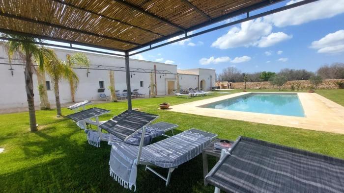 Charming farmhouse with pool near the sea