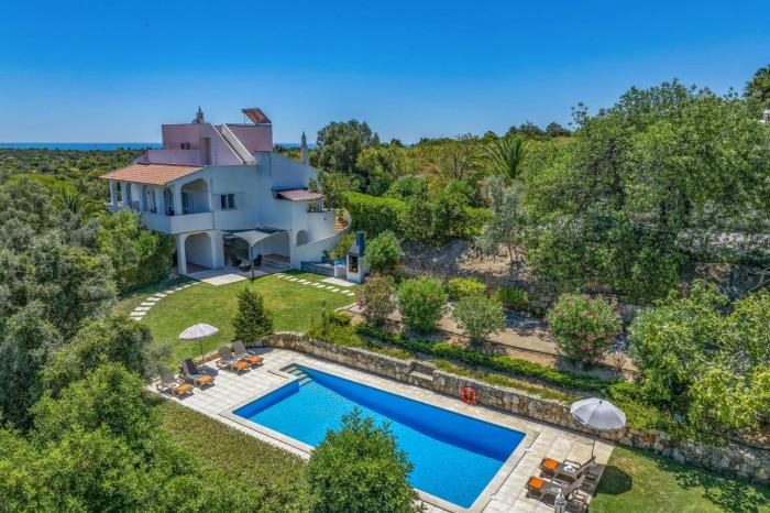 Villa Alfarrobeira by Villa Plus