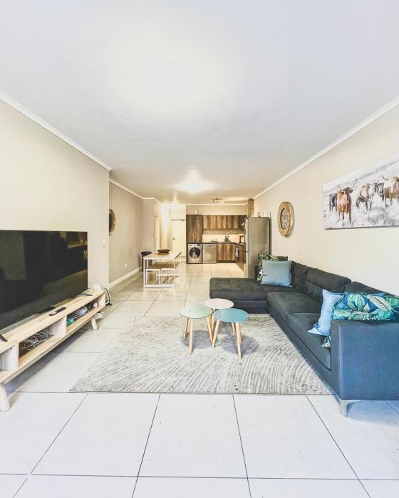 Spacious 2 bedroom Apt near Canal Walk