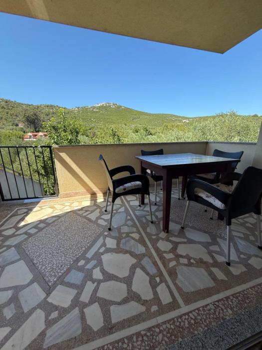 One bedroom apartment with two terraces in an orchard