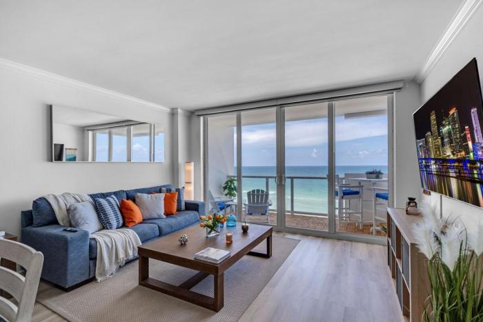 Elara Beachfront 2 Bedrooms Direct OceanView with Parking
