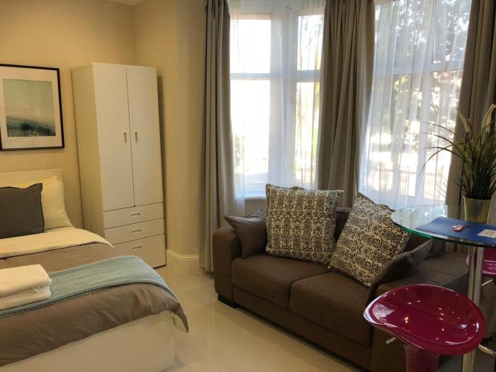 Private Studio flat close to central London