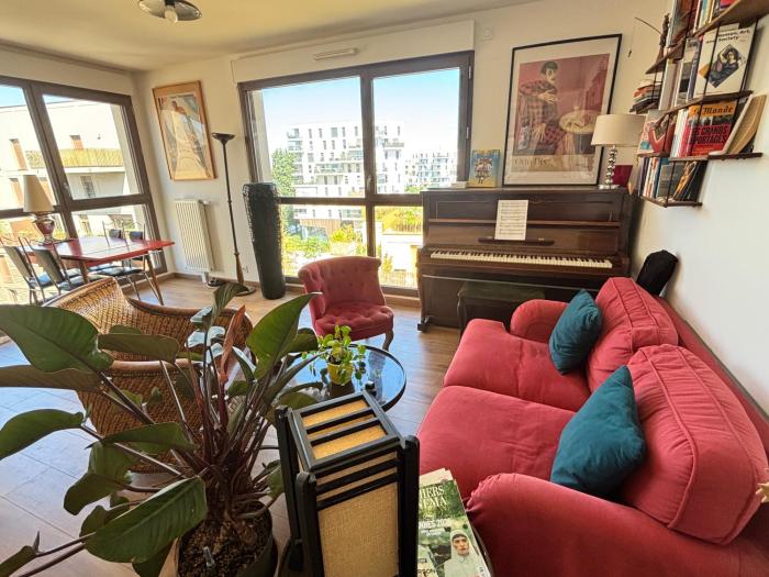 Private bedroom in a charming apartment on the banks of the Canal de l Ourcq