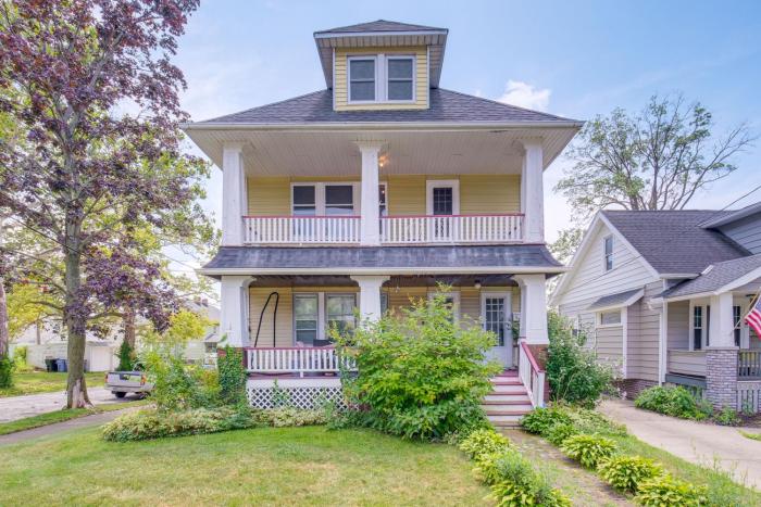 2 Mi to Zoo Charming Apt with Balcony in Cleveland