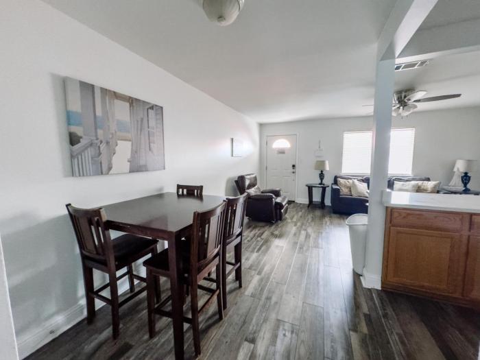 Cozy 1 bed 1 bath Condo with pool, close to beach