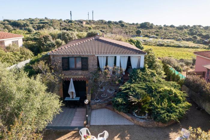 House 6 beds surrounded by greenery between Badesi and Isola Rossa