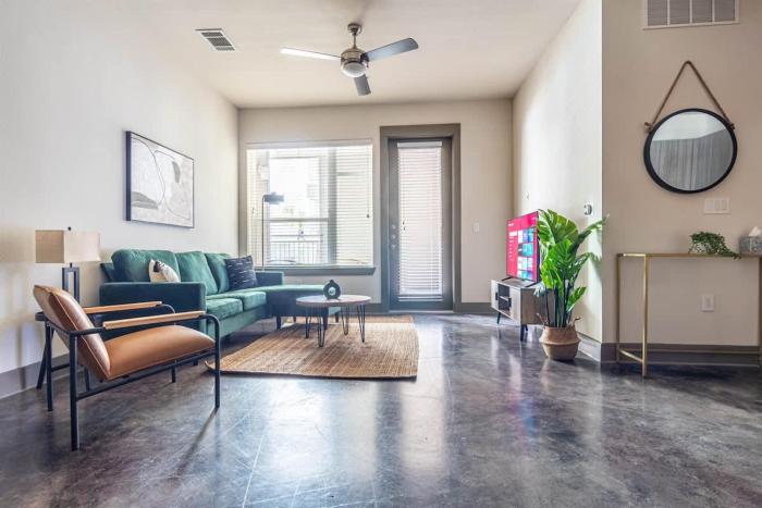 Boulevard Stays Luxurious 2BR King Suite Pool Parking Gym