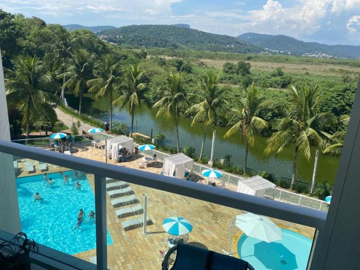 Apartamento com piscina a poucos passos da praia