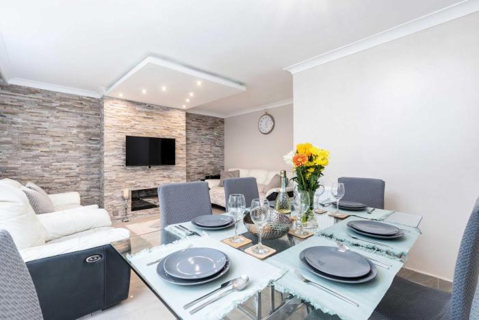 3-Bed Apartment - Sleeps up to 6 - Near City Centre - Free Parking