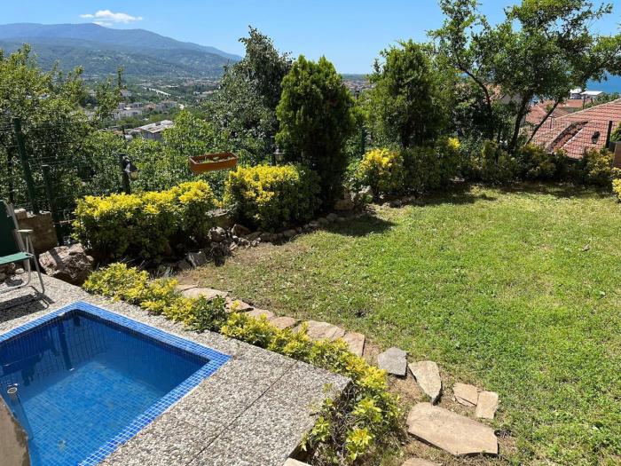 bahçeli ve göl manzaralı ev