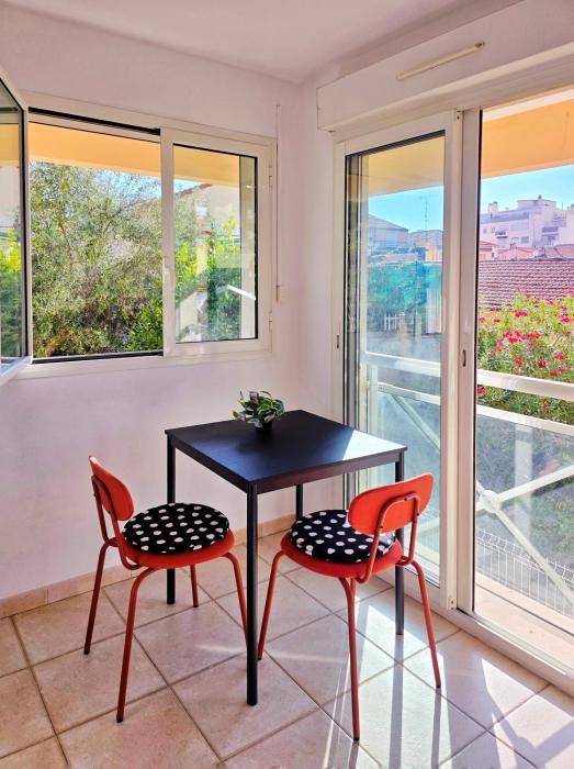 Studio près mer et aéroport - Studio near sea and airport