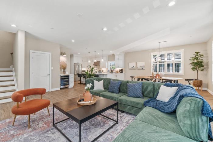 Luxury Eastport Home w Chefs Kitchen, Sleeps 16
