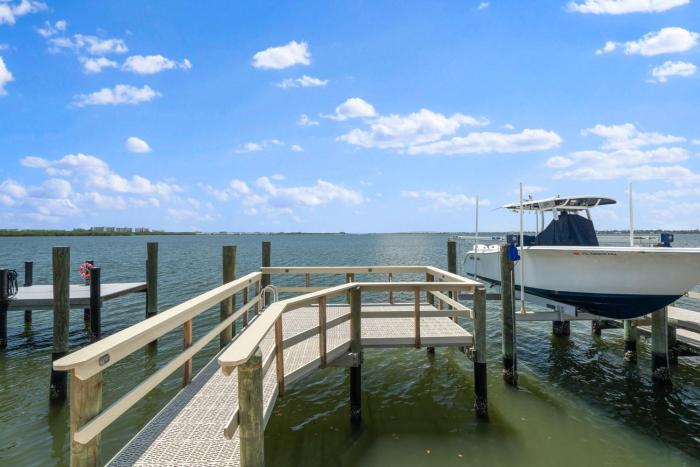 Waterfront Stunning 2 bed 2 bath riverfront beach home on Nettles Island