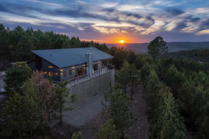 Idyllic Retreat with Epic Views - Hot Tub - Fire Pit