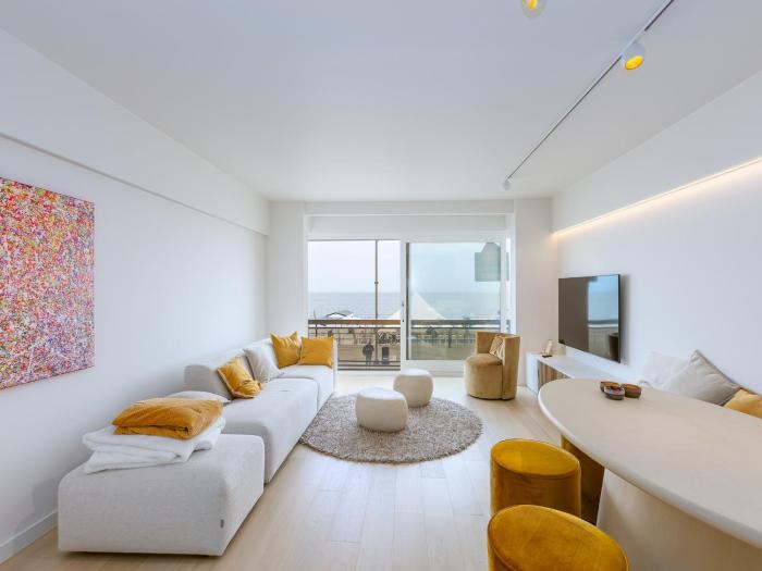 Beautiful apartment with direct sea view