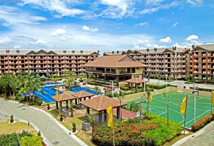 Tropical Hawaiian 2BR Condo Unit in Metro Manila with Laundry Area - Sleeps 4