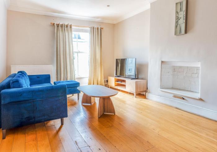 Modern Top - Floor Retreat in Notting Hill - Walk to Portobello Market