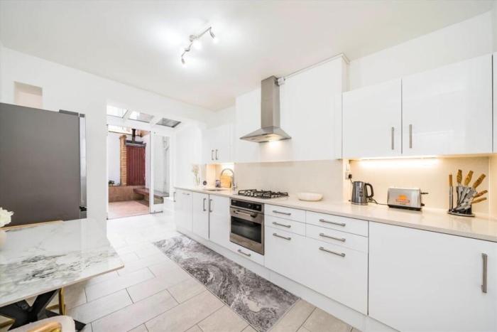 Luxury Kensington 1-Bed Flat with Private Patio, Kensington, W8