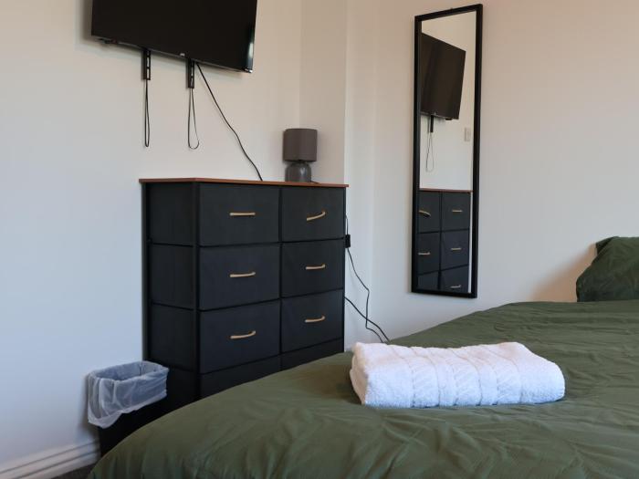 2 Bed House with Private Parking