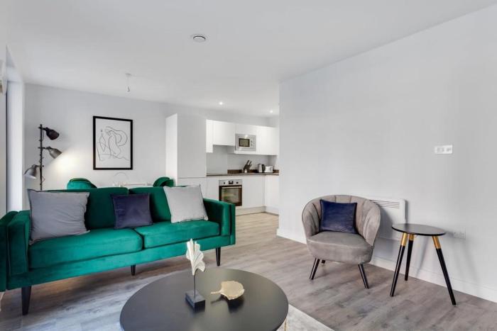 Spacious 2 Bed Flat In Birmingham With Parking