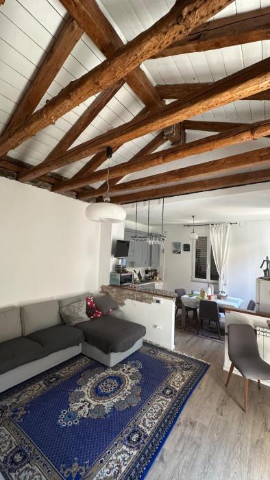 Casa indipendente con giardino privato e posto macchina gratuito