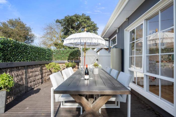 Epic Group Summer Getaway - 900m Walk to Beach!