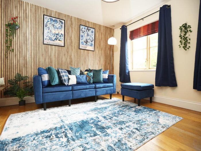 Elegant 5-Bed Home, Sleeps 9, Ample Parking, Long-Term stays