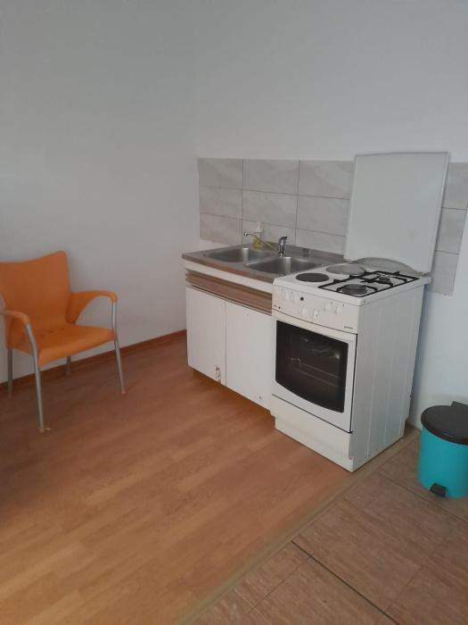 No wifi and no aircon apartment