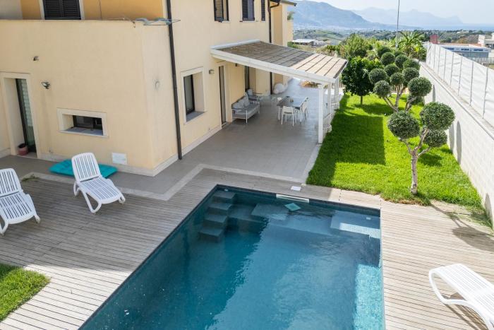 Villa Uluvud with Pool Gym Sauna