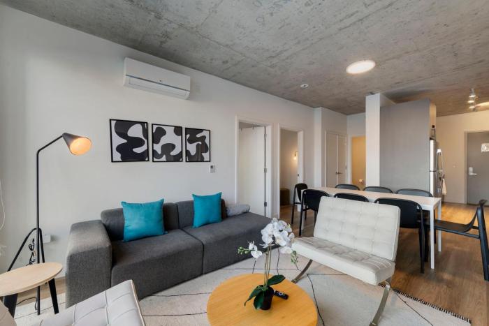 Chic 4-Bedroom with Skyline Views & Amenities