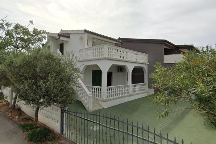 Apartments with parking space Vir - 17492