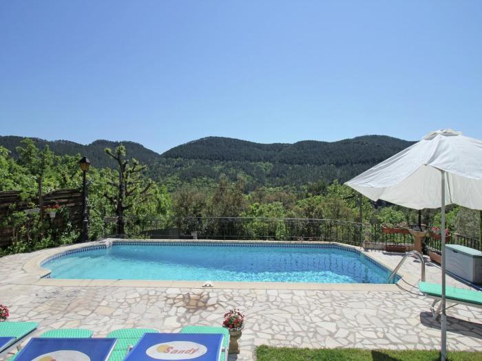 Villa in Bagnols with Pool & Near Nature Parks