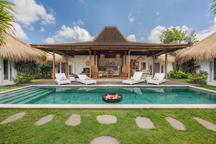 Renovated Villa Aksara Oberoi, 700m to Beach