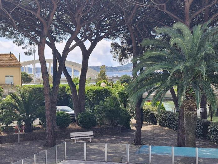 Studio avec coin nuit, aperçu mer, piscine et parking à Sainte-Maxime - FR-1-780-95