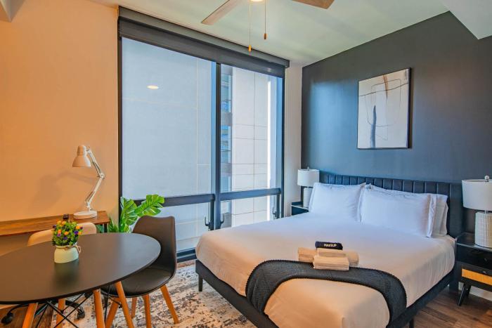 DT High-Rise Studio Parking Included Pool Gym