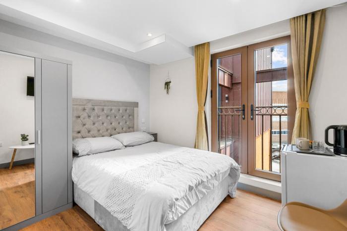 Ensuite Double Godino Hotel by Ilford Station