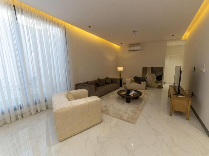 شقة بغرفتي نوم بتصميم أنيق مع مدخل خاص