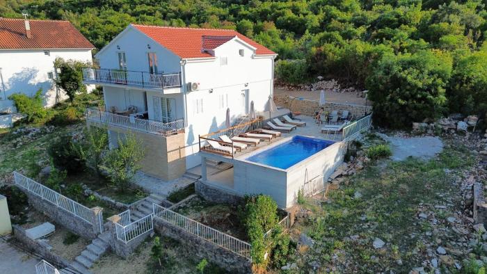 Villa Bubanja with shared pool