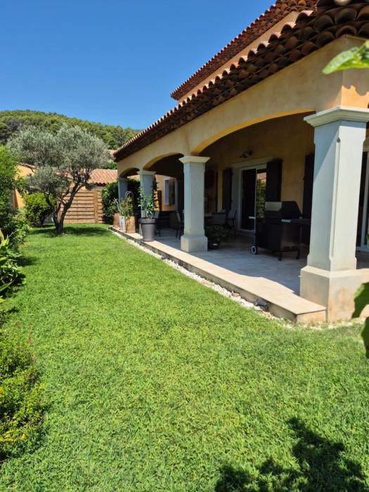 Villa au pied dune colline