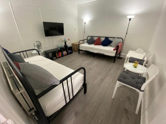 Cosy 2 Room Space Near Station