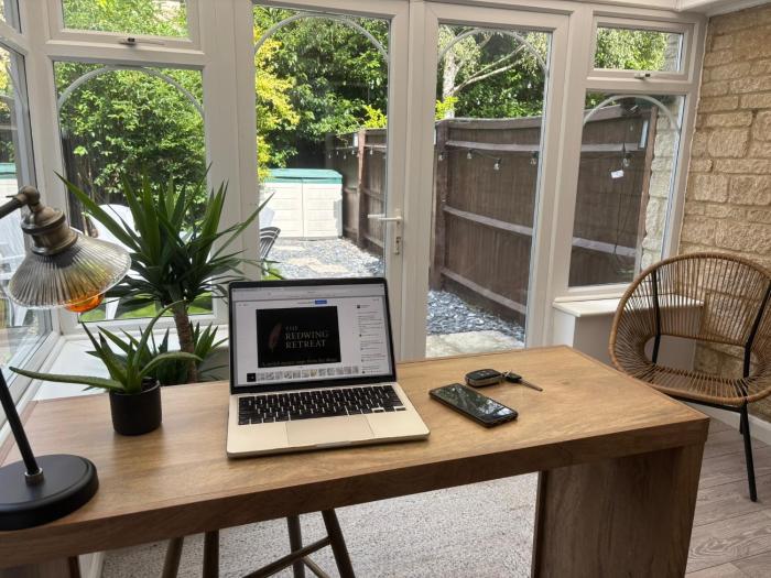 Redwing Retreat Bicester Village - Stylish Retreat Steps from the Shops - 2 Bed House with Garden and Parking