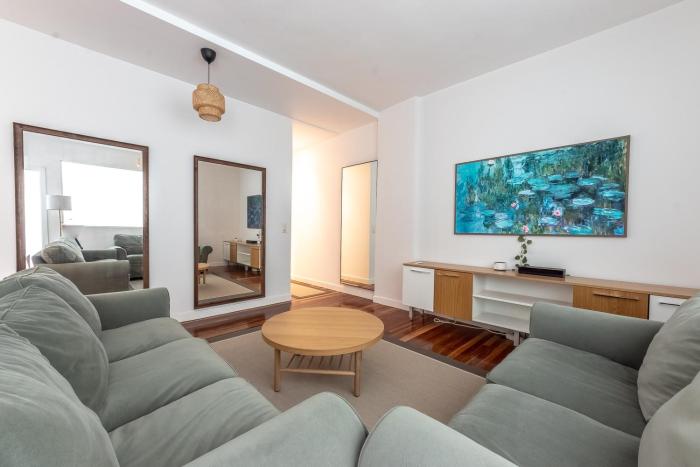 Singular Bilbao Flat