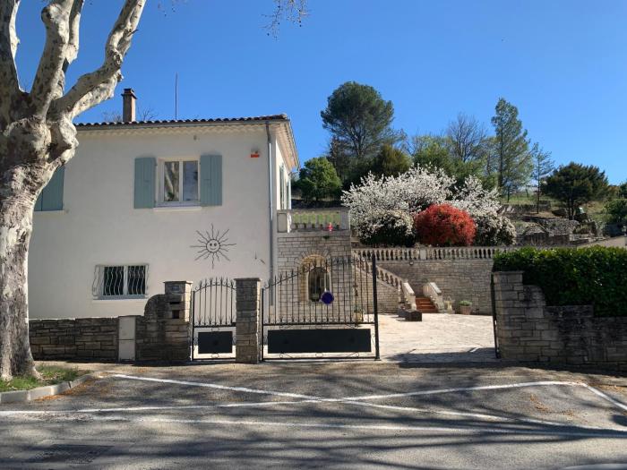 Petit appartement centre Barjac chez Art & Hasards